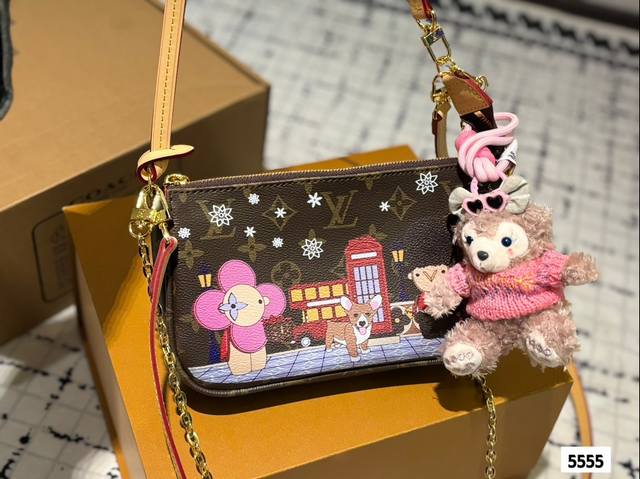 折叠礼盒 法国原厂料m40712 全钢五金 尺寸：23.5*13.5*4Cm Lv 麻将包 配长肩带 链条 可斜挎 这款麻将包可谓永远的经典著作，近期受到腋下风