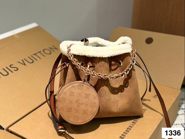 礼盒 Lv羊羔毛水桶包 手感细腻柔软 超级舒服时尚时尚最时尚 可爱到天际、闭眼入 冬天背它真的好温暖尺寸：23.19