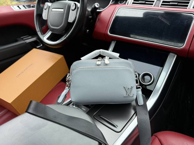 高端货 新款 “ Louis Vuitton ”Lv单肩包 路易威登邮差包 M11657 Louis Vuitton 可调节肩带 涂层帆布拼牛皮饰边 邮差包单肩