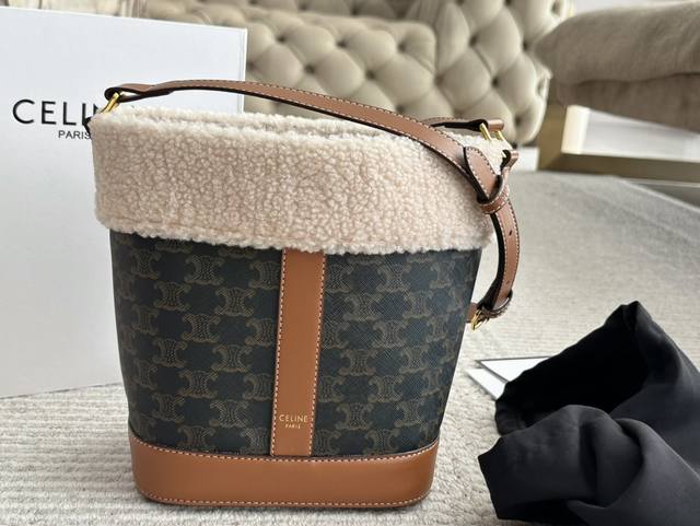 配盒 Size：20*22厘米 Celine 水桶包 一直很喜欢老花的包 老花色经典极搭！ 颜值超级在线哦 Celine水桶包越背越顺手