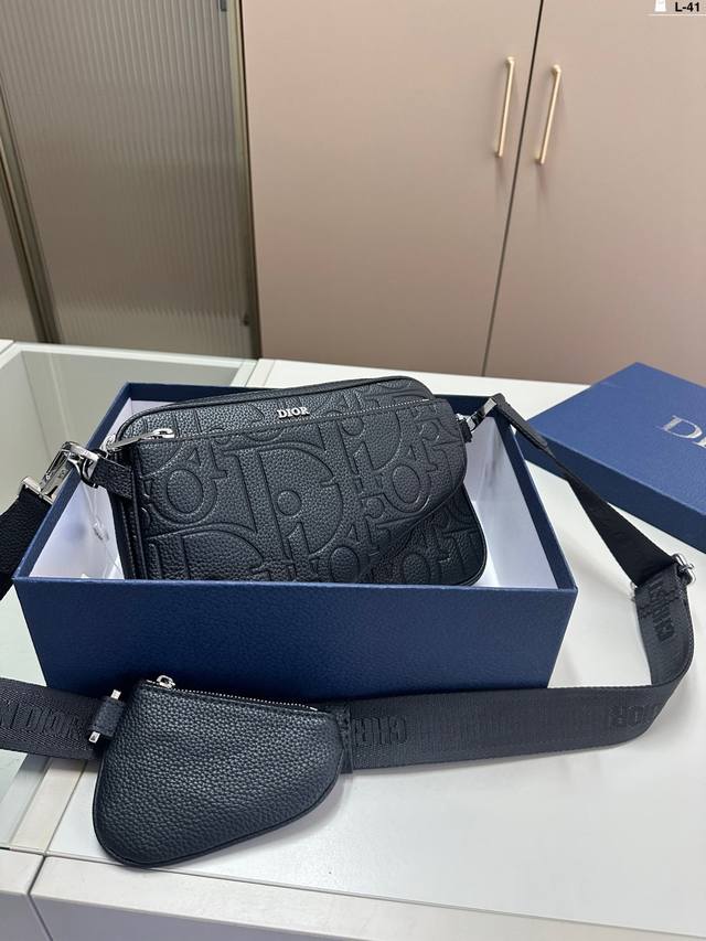 迪奥 原版三合一邮差包 复古很精致... 斜挎 腋下 真的是不错的选择! L-41尺寸23.5.15配盒 迪奥 原版三合一邮差包 复古很精致... 斜挎 腋下 真的是不错的选择! L-41尺寸23.5.15配盒