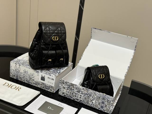 配折叠盒 原版来啦 迪奥 迷你双肩包 轻盈小巧 Size:17.20Cm 22.27Cm 配折叠盒 原版来啦 迪奥 迷你双肩包 轻盈小巧 Size:17.20Cm 22.27Cm