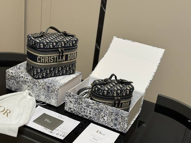配折叠盒 Size：24*18Cm 19*15Cm 迪奥 刺绣化妆包 原单 第一眼就沦陷，小号配长肩带 圆圆的包身太讨喜