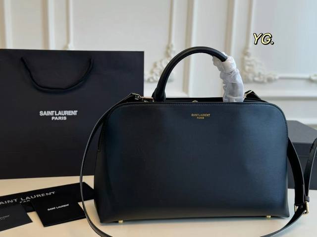 配盒 Size：42×21.5 Ysl圣罗兰sdj Duffle手袋 自重轻，容量大 简约百搭，高级感满满！！ 百搭好看，很适合秋天~
