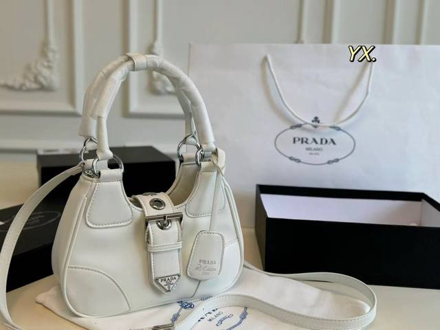 配盒 Size:23×17 Prada 普拉达新款moon Bag月亮包 简单有质感的设计，造型爱 特殊的亮皮搭配，酷帅十足 手拎，单肩或腋下～ 复古时髦的即视