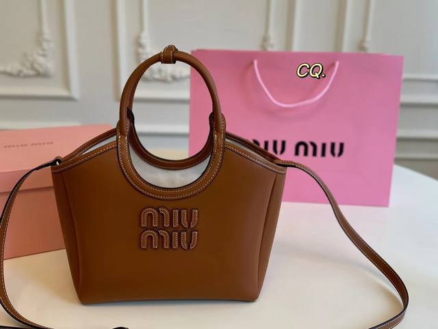 配盒 Size：23×22 Miumiu新款托特包 超级洋气，时髦精的托特 轻便简约，慵懒随性 超大空间，又高级又能装