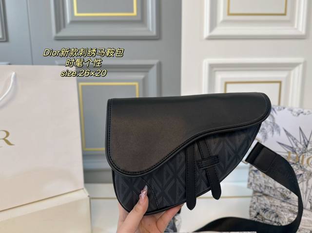 配盒 Size:26×20 Dior 迪奥新款刺绣马鞍包 将帅气和优雅两种不同风格碰撞一起. 融合了新一代女性的时髦与个性~ 百搭的程度可以让你惊艳且满意! 低 配盒 Size:26×20 Dior 迪奥新款刺绣马鞍包 将帅气和优雅两种不同风格碰撞一起. 融合了新一代女性的时髦与个性~ 百搭的程度可以让你惊艳且满意! 低