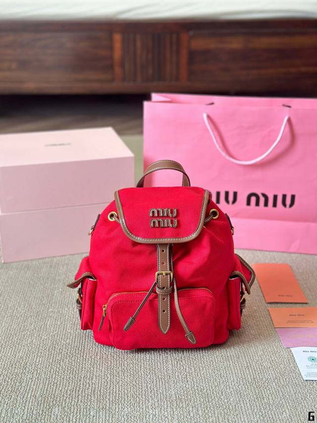 原版布 Miumiu小公主就配背这个！ Size: 23 25Cm 很难不爱啊啊！ 又奶又千金的感觉！ 绝对不是小废包哦容量足足的~~出场就是miumiu小公主