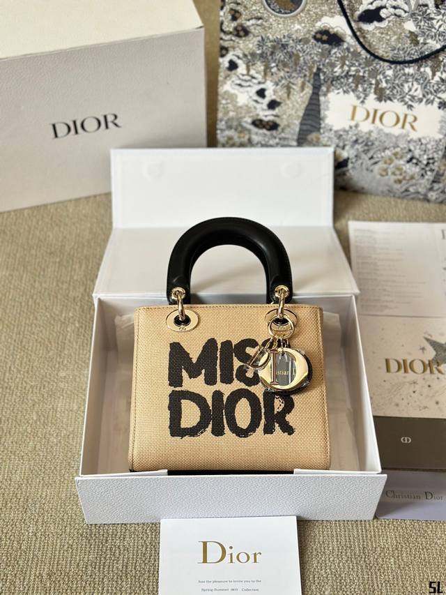 高版本 Dior Lady迪奥 手袋 戴妃包 戴妃真的是梦中情包 周扬青同款 磨砂的质感无敌显高级 优雅简约之余更显低调内敛~ 包型挺括 不会塌不会凹陷道 容量