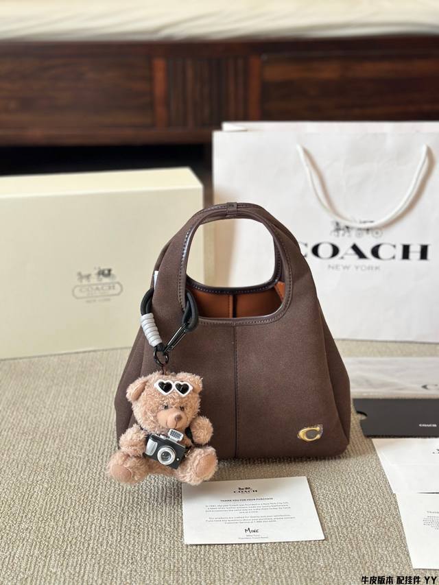 牛皮版本 配挂件 今天在coach 看点啥：Lana菜篮子包 Lana 通勤菜篮子包 灵感来自便利店购物袋 迷你c标低调内敛 搭配长肩带，满足日常穿搭需求 尺寸