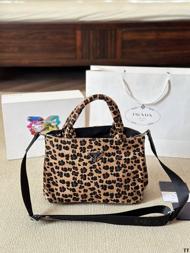 听说最近都在找 Prada豹纹？ Prada 最新推出豹纹马毛系列！内里羊皮材质，外面小 牛皮ponyhair加工马毛工艺，每只拎出来都是绝美啊 姐妹们！超轻容