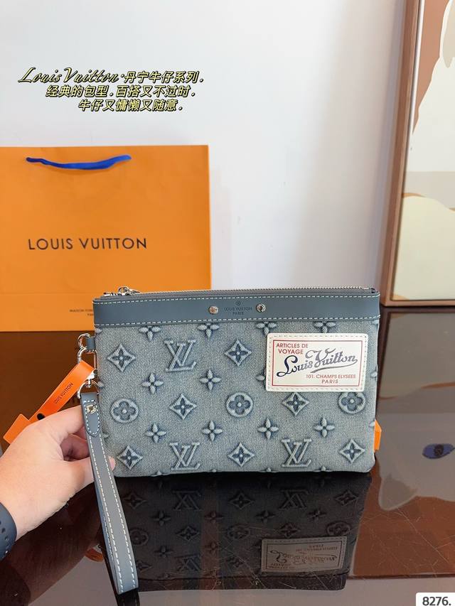 配礼盒. Lv 手袋 是个手包 但能放很多东西进去 而且不变形 拿在手上非常有型 火爆的不行不行的 真的很经典 尺寸：26*18Cm