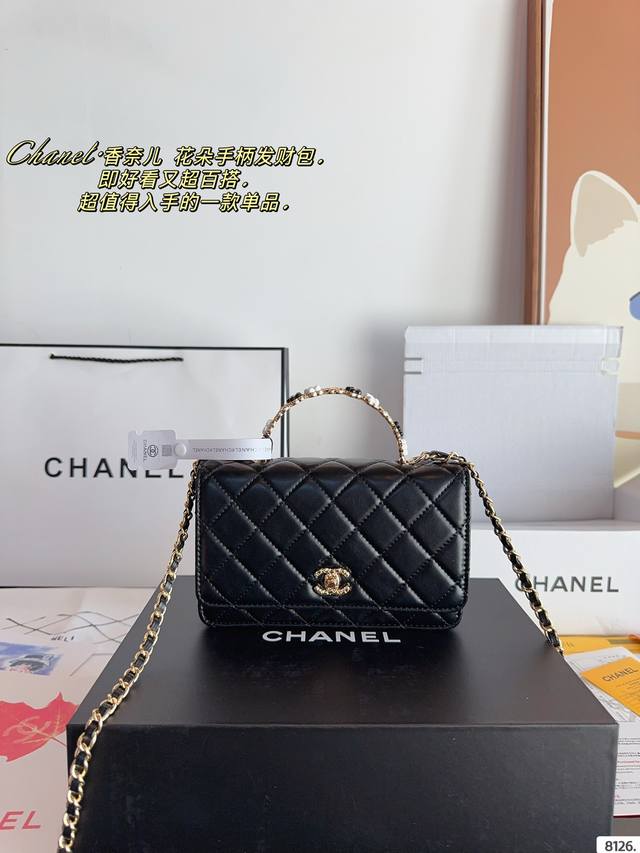 配礼盒. Chanel 香奈儿 花朵手柄woc发财包. 轻松演绎复古时髦 包型挺阔，简约而不简单不需要过多的装饰，日常搭配西装和t恤，就能将高级感体现的淋漓尽致