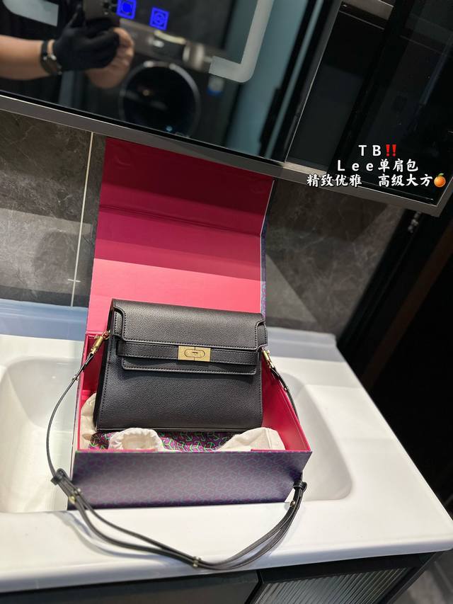 礼盒包装 Toryburch 新品到店 Lee Radziwill 肩背包简介。精选细腻皮革，奢华典雅，侧边和内部以麂皮打造，华丽色泽彰显青春。背带饰以光滑按扣