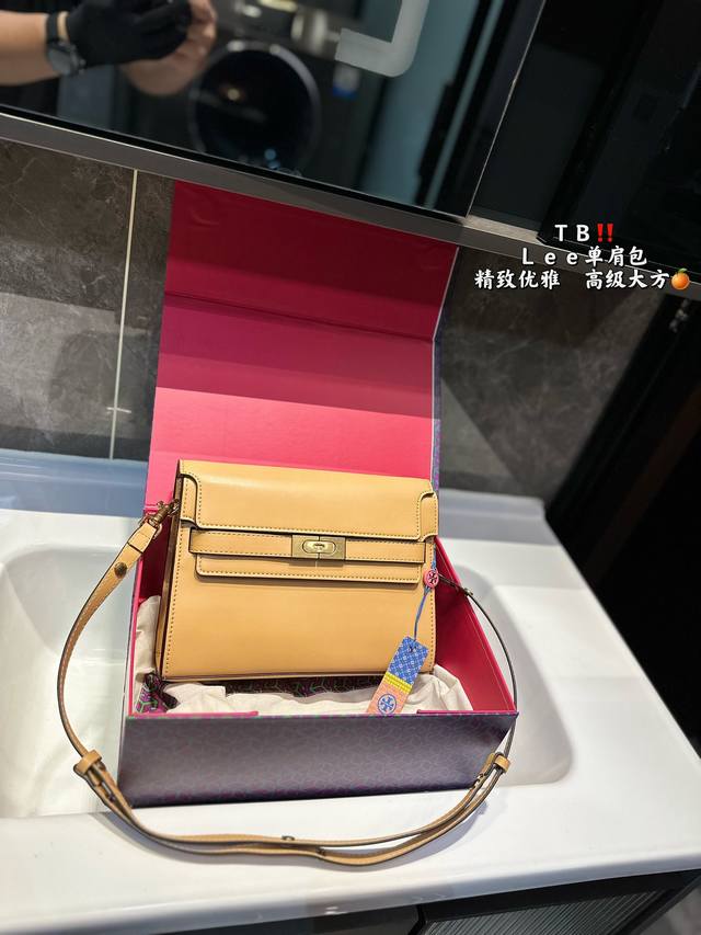 礼盒包装 Toryburch 新品到店 Lee Radziwill 肩背包简介。精选细腻皮革，奢华典雅，侧边和内部以麂皮打造，华丽色泽彰显青春。背带饰以光滑按扣