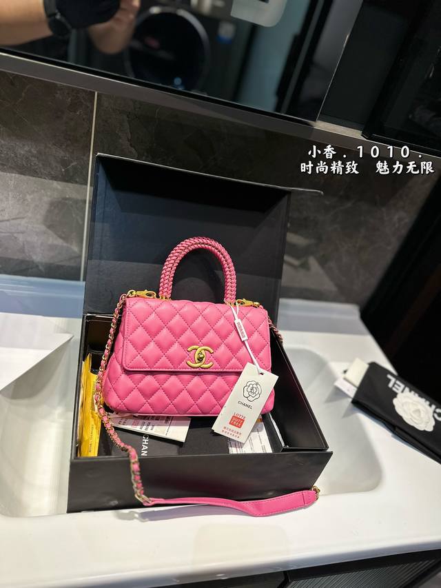 背一辈子的必备!香奈儿 Coco Handle ,一你们期待已久的香奈儿 Coco Handle小号到货啦!这款包包一经推出就备受时尚圈青睞,不愧是香奈儿的爆款 背一辈子的必备!香奈儿 Coco Handle ,一你们期待已久的香奈儿 Coco Handle小号到货啦!这款包包一经推出就备受时尚圈青睞,不愧是香奈儿的爆款