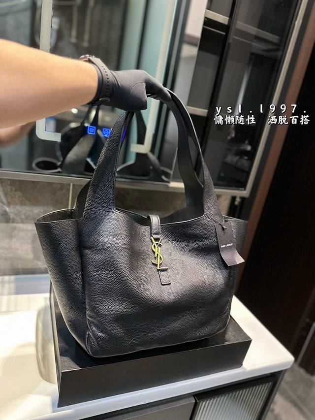 礼盒包装 今年真的有狠狠get到大包 Ysl Bea大托特， 级慵懒随性容量超大， 可以轻松装下13寸macbook~ 包内会有两根肩带， 交叉后可以变成可爱的