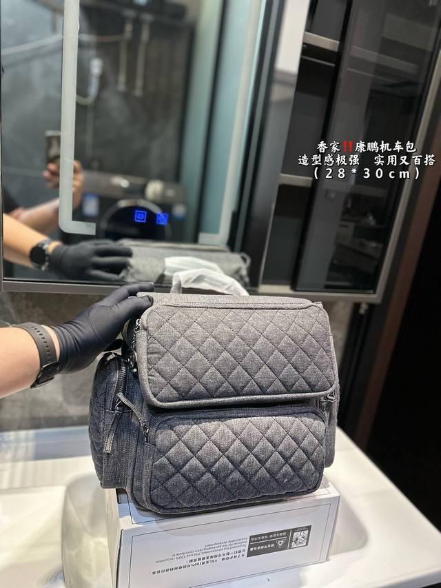 香奈儿 康鹏牛仔机车包 Chanel灰色牛仔多口袋菱格纹双肩 出行必备,多口袋实用性超强,牛仔耐磨耐造。上身造型感极强,百搭实用又好看,简直找不到什 么缺点的一 香奈儿 康鹏牛仔机车包 Chanel灰色牛仔多口袋菱格纹双肩 出行必备,多口袋实用性超强,牛仔耐磨耐造。上身造型感极强,百搭实用又好看,简直找不到什 么缺点的一