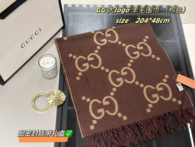 福利围巾 全部配丝带密封礼盒 降温啦，你需要一条围巾 Gucci的羊绒围巾真的好柔软 我觉得gucci这款更大气 非常友好 双面可用 很适合节日气氛 新年必备款