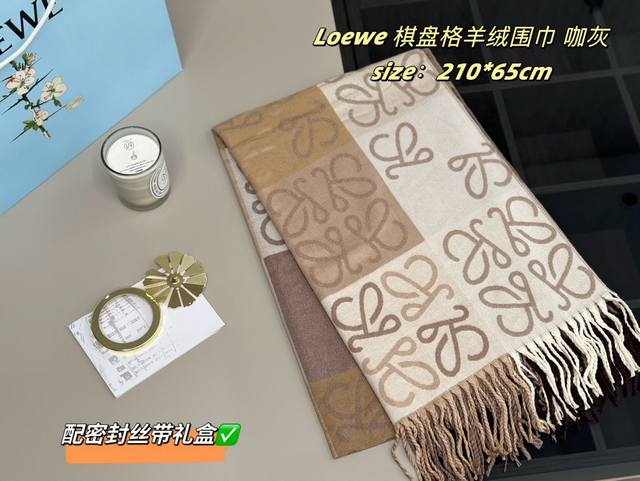 福利围巾 全部配丝带密封礼盒 Loewe的围巾棋盘格也很绝 火爆全网 Loewe的老花围巾大家都熟悉 一款现在不买秋冬绝对买不到的围巾 浅色的奶茶棋盘格感觉很温 福利围巾 全部配丝带密封礼盒 Loewe的围巾棋盘格也很绝 火爆全网 Loewe的老花围巾大家都熟悉 一款现在不买秋冬绝对买不到的围巾 浅色的奶茶棋盘格感觉很温