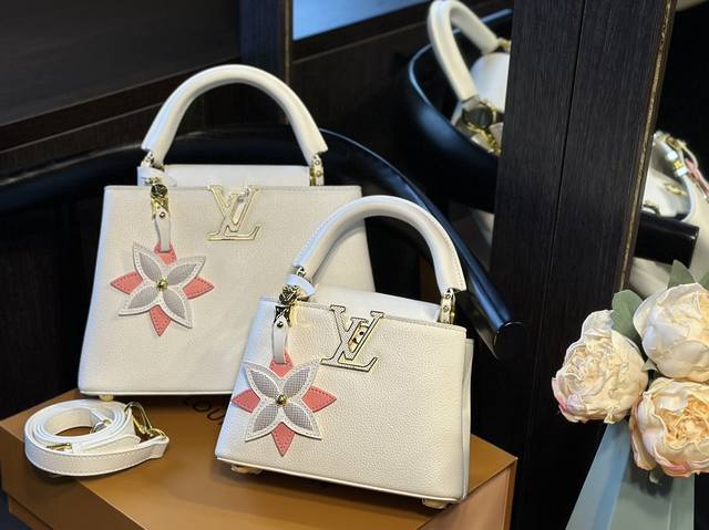 牛皮 折叠礼盒 Lv Capucines 作为lv代表性高定包款之一的capucines手袋,每一季都会尝试不同的设计,并搭配新配色、新材质与新饰面。更加高端气 牛皮 折叠礼盒 Lv Capucines 作为lv代表性高定包款之一的capucines手袋,每一季都会尝试不同的设计,并搭配新配色、新材质与新饰面。更加高端气