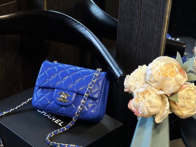 牛皮 折叠礼盒 Chanel 方胖子 “New Arrival” 最美方胖子人间香奈儿 白富美小姐姐必备款 ■单独夸最让人挪不开眼 就是小金球了太高级~ 今年的