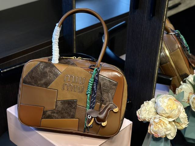 牛皮 折叠礼盒 Size：35*22Cm Miumiu保龄球 公文包 采用小牛皮配帆布 皮质光滑细腻柔软， 棉质缎面衬里。 背起来都很nice 哦j！ 出场就是