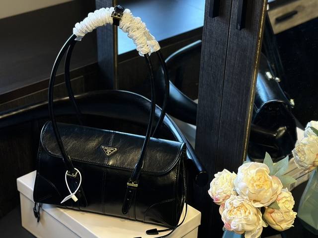 礼盒包装 Prada Soft Lux实物有点东西 天天期待 油蜡皮 实物容量足够大 自重很轻甜酷girl值得拥有！冲冲冲j！ 尺寸 32*15