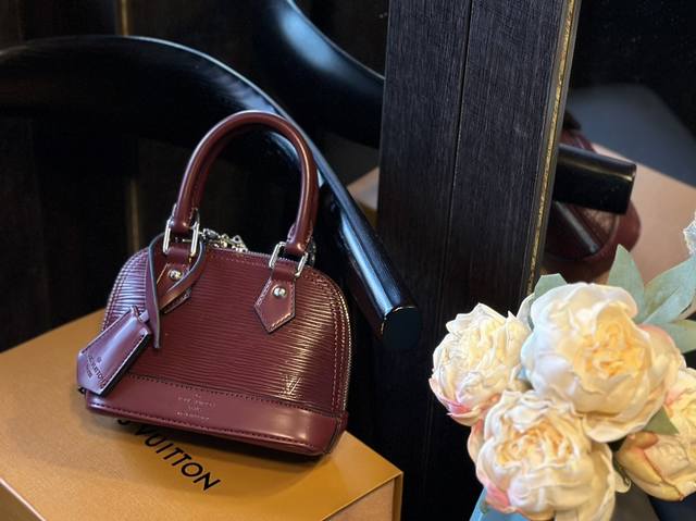 折叠礼盒 Lv Lv Alma Bb Mini 贝壳包 原版高品质 包包这款retiro 手袋以标志性的老花面料制成 经典永恒。优雅低调的外形设计和宽敞的包身更
