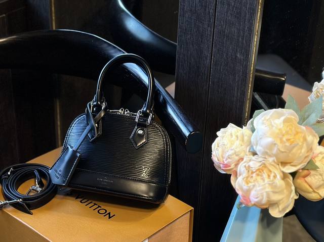 折叠礼盒 Lv Lv Alma Bb Mini 贝壳包 原版高品质 包包这款retiro 手袋以标志性的老花面料制成 经典永恒。优雅低调的外形设计和宽敞的包身更