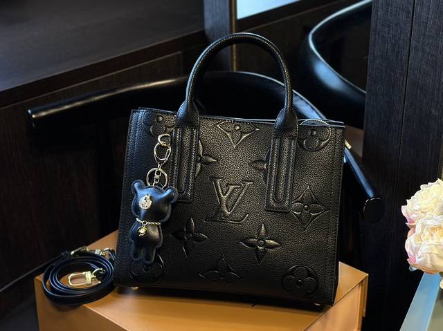 Lv本款onthego中号手袋释放monogram Empreinte压纹皮革的娴雅意味,可为当季造型注入盎然春意。充裕容量满足都市出行或商务所需,顶部手柄和长 Lv本款onthego中号手袋释放monogram Empreinte压纹皮革的娴雅意味,可为当季造型注入盎然春意。充裕容量满足都市出行或商务所需,顶部手柄和长