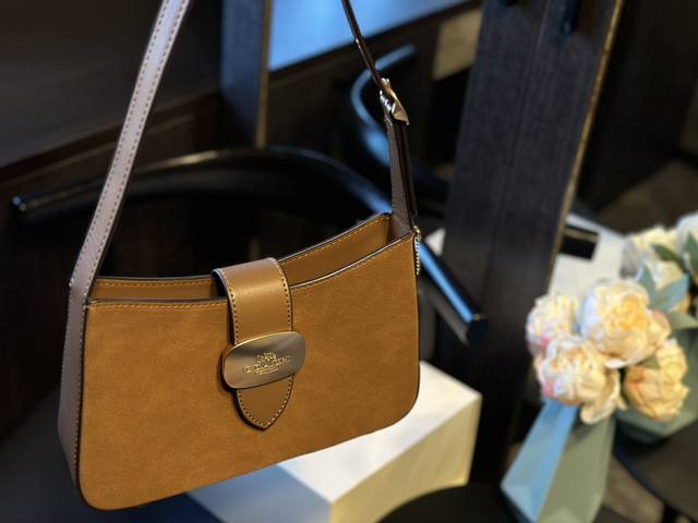 麂皮 折叠礼盒 Coach 新品 Eliza 系列 Coach新品来咯 全新系列eliza 系列链条包 员8 适合日常出行和旅游出行使用 方便的链条可以斜挎或者