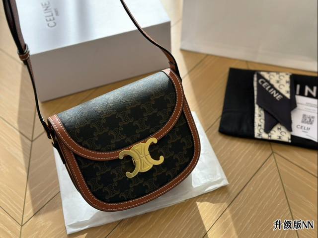 配盒 Celine凯旋门马鞍包一整个美住了哈哈 瑟琳新出的teen Besace马鞍包，有三个颜色，米色，红色、黑色~ 打破了常规的方形设计，将整个包型做的更加