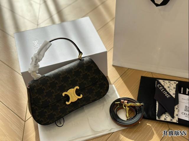 配盒 Celine 迷你包新成员teen Lola 全新teen Lola来啦更可爱的包型～可手拎／可斜挎 任何尺寸的手机都可以装下哦！22.5*13Cm