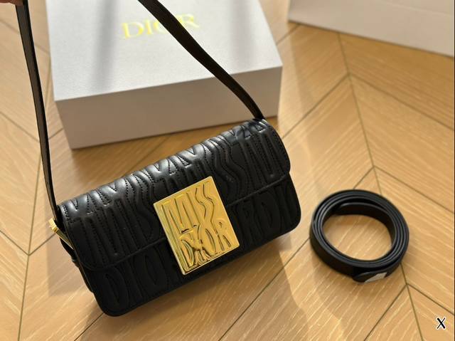 折叠盒 Dior这款腋下包太好背 一直很喜欢横版的包包 单肩背放在腋下长度刚刚好很舒适 横版的放手机和粉饼之类的 容量又比较大很好装东西 Miss Dior有很