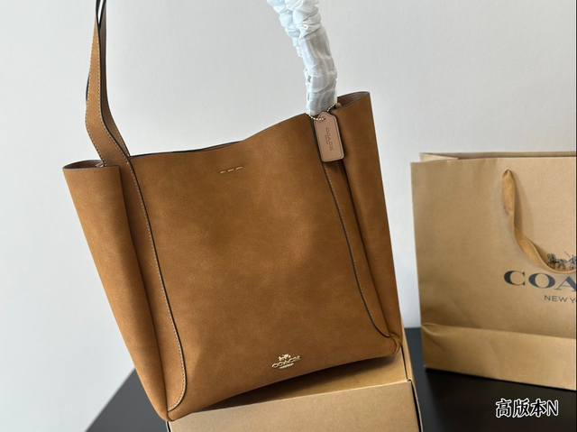 蔻驰10月新款hadley系列托特｜经典深棕色深棕色不是讨喜色 但有阅历的人不在乎因为它是内敛知性的代表色内翻过来光面黑色质感转换两种风格让秋冬搭配更多可能性！