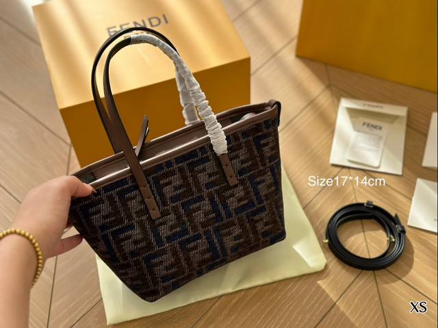 折叠盒 Femdi这个小包可太好看了 推荐指数超高fendi这个小包包，可以斜背可以手拎真的好好看 尺寸17*14