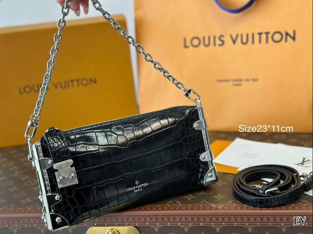 全套包装 Slim Trunk 手袋 M25445黑色 鳄鱼 本款 Slim Trunk 手袋向路易威传统硬箱汲取灵感，为柔软牛皮革融入铆钉边框和金属s-Loc