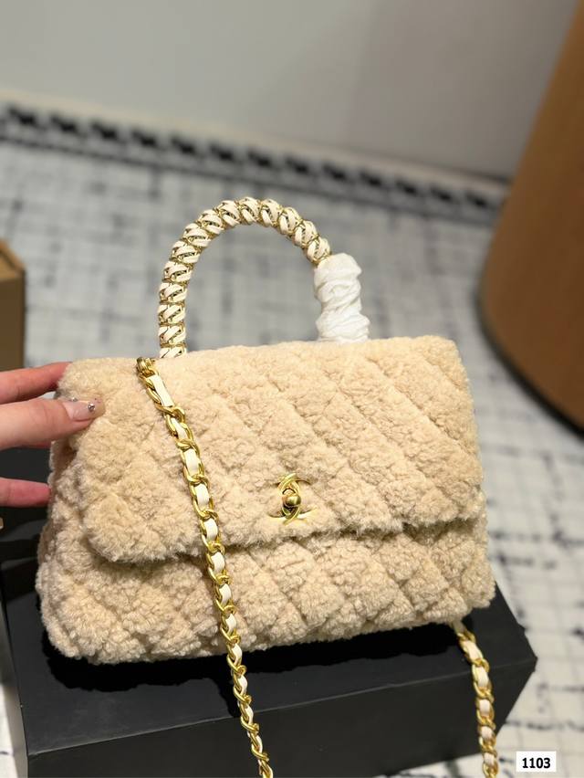 配折叠盒子 香奈儿chanel 小香毛呢手提包 原版面料细节完美 真正的白富美专用包很美哦尺寸:23 14 配折叠盒子 香奈儿chanel 小香毛呢手提包 原版面料细节完美 真正的白富美专用包很美哦尺寸:23 14