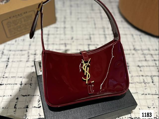 配盒子 Ysl圣罗兰hobo漆皮腋下包, 今天的这只方方正正的腋下包又是满满的惊喜呀摸_上去皮质丝滑触感让人一不小心就上瘾除了好质感设计也十分特别以70年代复古 配盒子 Ysl圣罗兰hobo漆皮腋下包, 今天的这只方方正正的腋下包又是满满的惊喜呀摸_上去皮质丝滑触感让人一不小心就上瘾除了好质感设计也十分特别以70年代复古