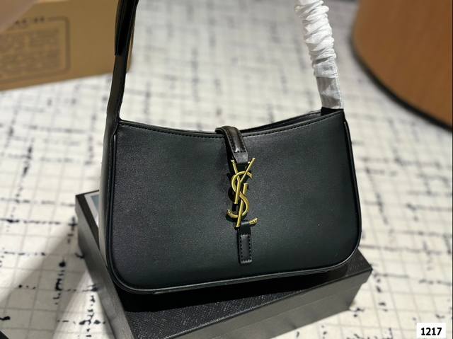 Ysl圣罗兰hobo腋下包， 今天的这只方方正正的腋下包又是满满的惊喜呀摸_上去皮质丝滑触感让人一不小心就上瘾除了好质感设计也十分特别以70年代复古手提包为灵感