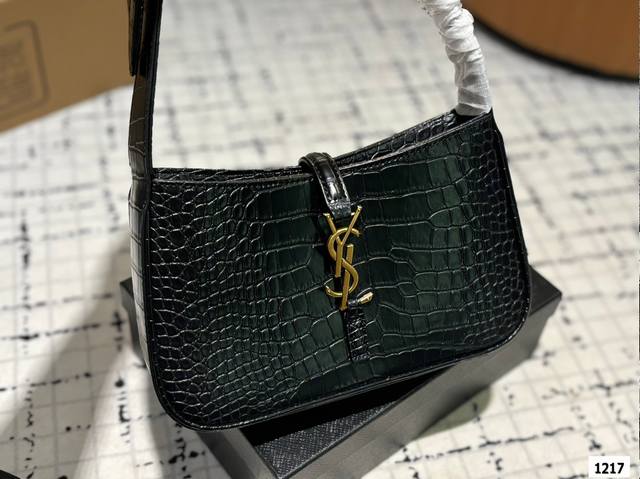 Ysl圣罗兰hobo腋下包， 今天的这只方方正正的腋下包又是满满的惊喜呀摸_上去皮质丝滑触感让人一不小心就上瘾除了好质感设计也十分特别以70年代复古手提包为灵感