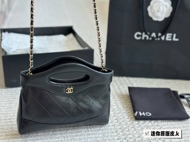 背上好看 Chanel 31Bag Nano31Bag又又又复刻吗啦 24C强势回归，绝对是这一季z靓的包 而且nano根本没有想象的这么小当 油蜡皮的设计也没