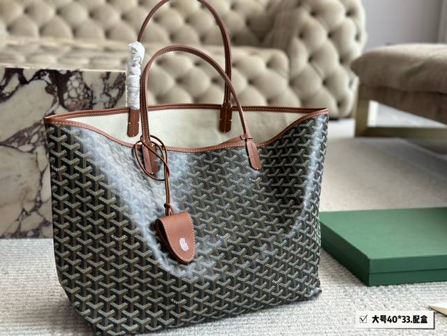 配礼盒 Size：40*33Cm 戈雅购物袋 属于这个季节的购物袋 从头到尾全部都是客订哦！ Goyard 小托特 实物真的很有质感， 四季绝配！