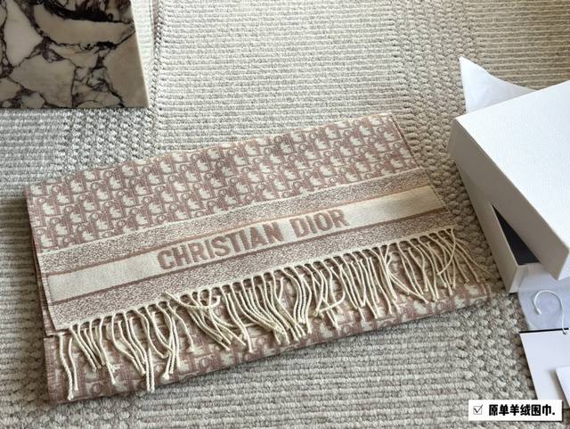 配盒 Size：175*50Cm Dior 新款羊绒围巾 这季的新款羊绒围巾， 真的是用心了呢！ %山羊绒的触感真的能感觉到春日阳光般的温暖...