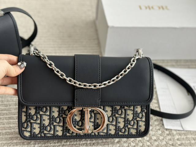 升级版 配盒 Size:24*20Cm 五金升级为钢五金 深蓝色的牛皮搭配老花 是不是更高级啦! D家 蒙田老花 全新升级细节 升级版 配盒 Size:24*20Cm 五金升级为钢五金 深蓝色的牛皮搭配老花 是不是更高级啦! D家 蒙田老花 全新升级细节