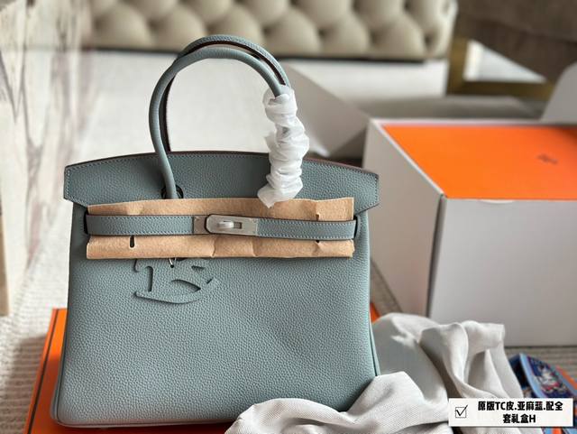 配折叠盒+飞机盒 Size：30厘米 升级版 原版品质 原版tc皮 侧围钢印编码 锁头是铜锁哦 丝巾+飞马挂件 背铂金包的季节来啦 头层牛皮 手感！质感！