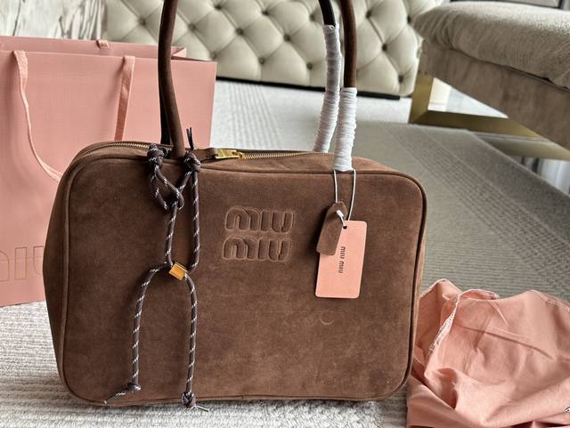 配盒 Size：35*22Cm Miumiu保龄球 公文包 对版面料 皮质光滑细腻柔软， 棉质缎面衬里。 背起来都很nice 哦 可手拎也可斜挎！ 出场就是mi