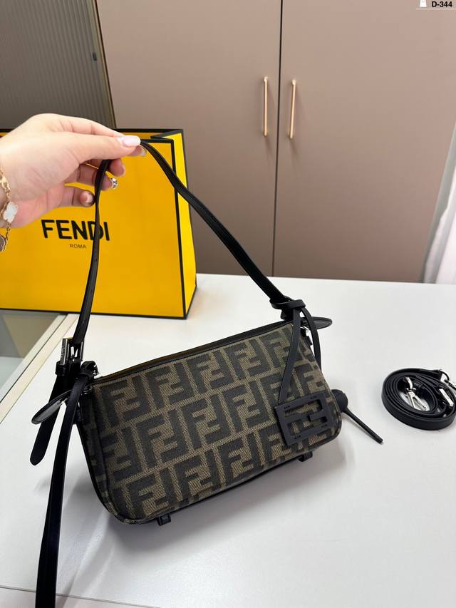 Fendi芬迪新款法棍腋下包 经典优雅的元素时髦又百搭 随身携带棒棒糖出门 太酷啦! D-344尺寸23.5.12折叠盒 Fendi芬迪新款法棍腋下包 经典优雅的元素时髦又百搭 随身携带棒棒糖出门 太酷啦! D-344尺寸23.5.12折叠盒