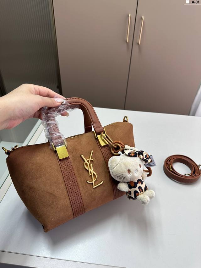 配挂件 圣罗兰ysl中古枕头包 又甜又酷 一整个爱住百搭时尚 是每个潮酷女孩必入单品 A-01尺寸22.9.15配盒